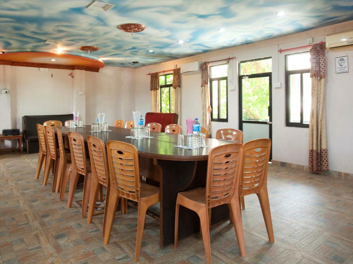 Spot On 486 Hotel Holy Lodge Sauraha Exterior photo