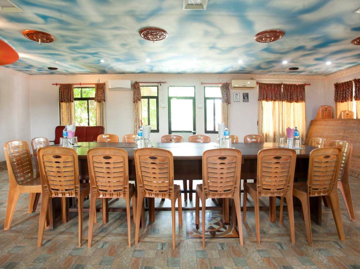 Spot On 486 Hotel Holy Lodge Sauraha Exterior photo