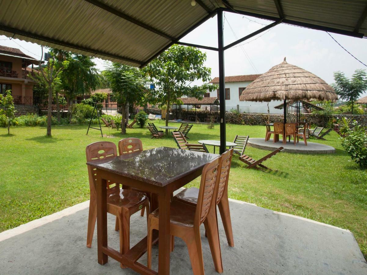 Spot On 486 Hotel Holy Lodge Sauraha Exterior photo