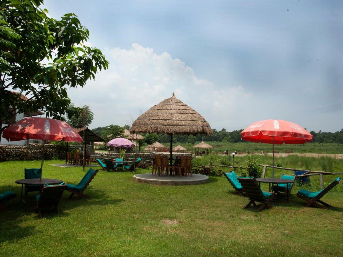 Spot On 486 Hotel Holy Lodge Sauraha Exterior photo