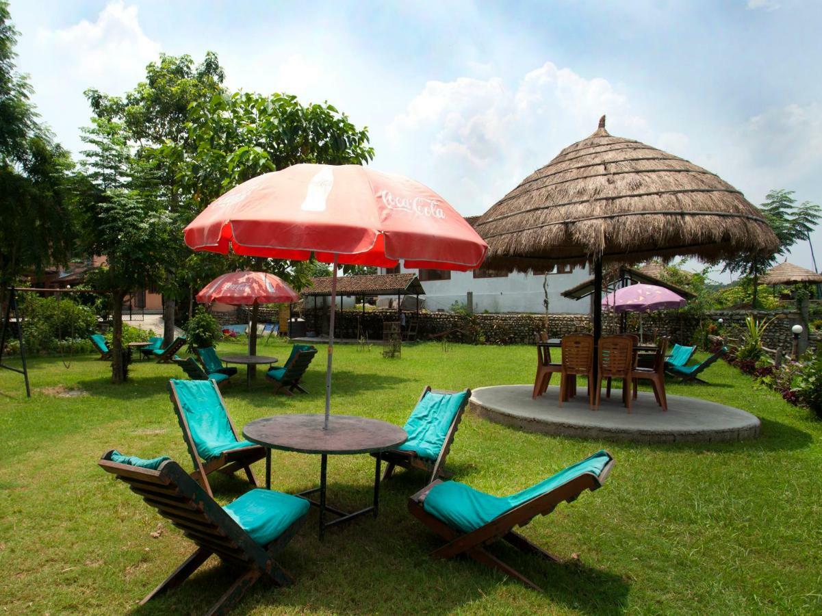 Spot On 486 Hotel Holy Lodge Sauraha Exterior photo