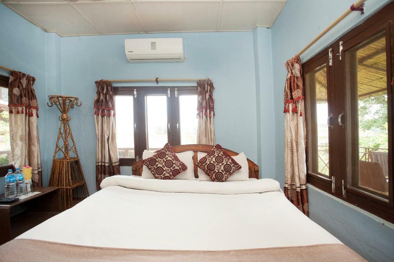Spot On 486 Hotel Holy Lodge Sauraha Exterior photo