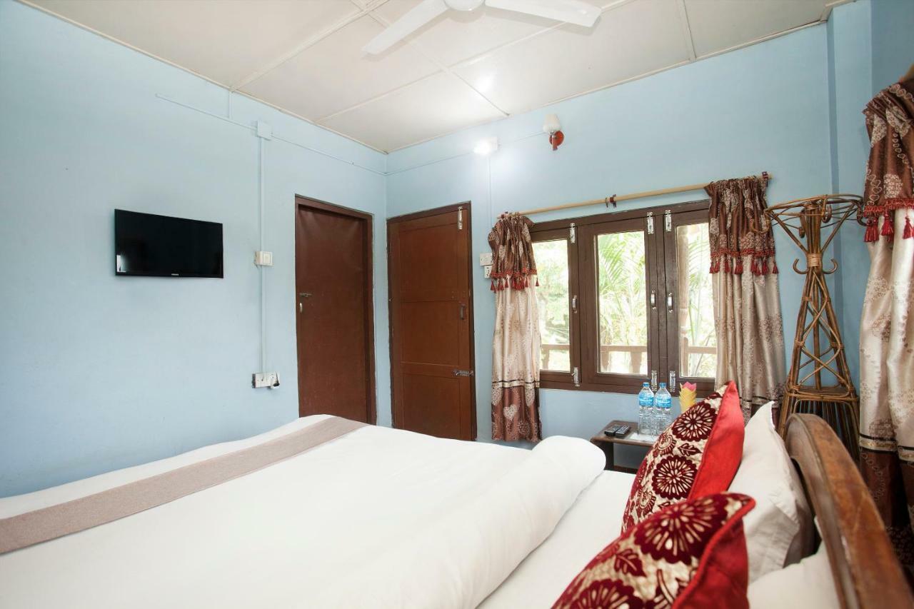 Spot On 486 Hotel Holy Lodge Sauraha Exterior photo