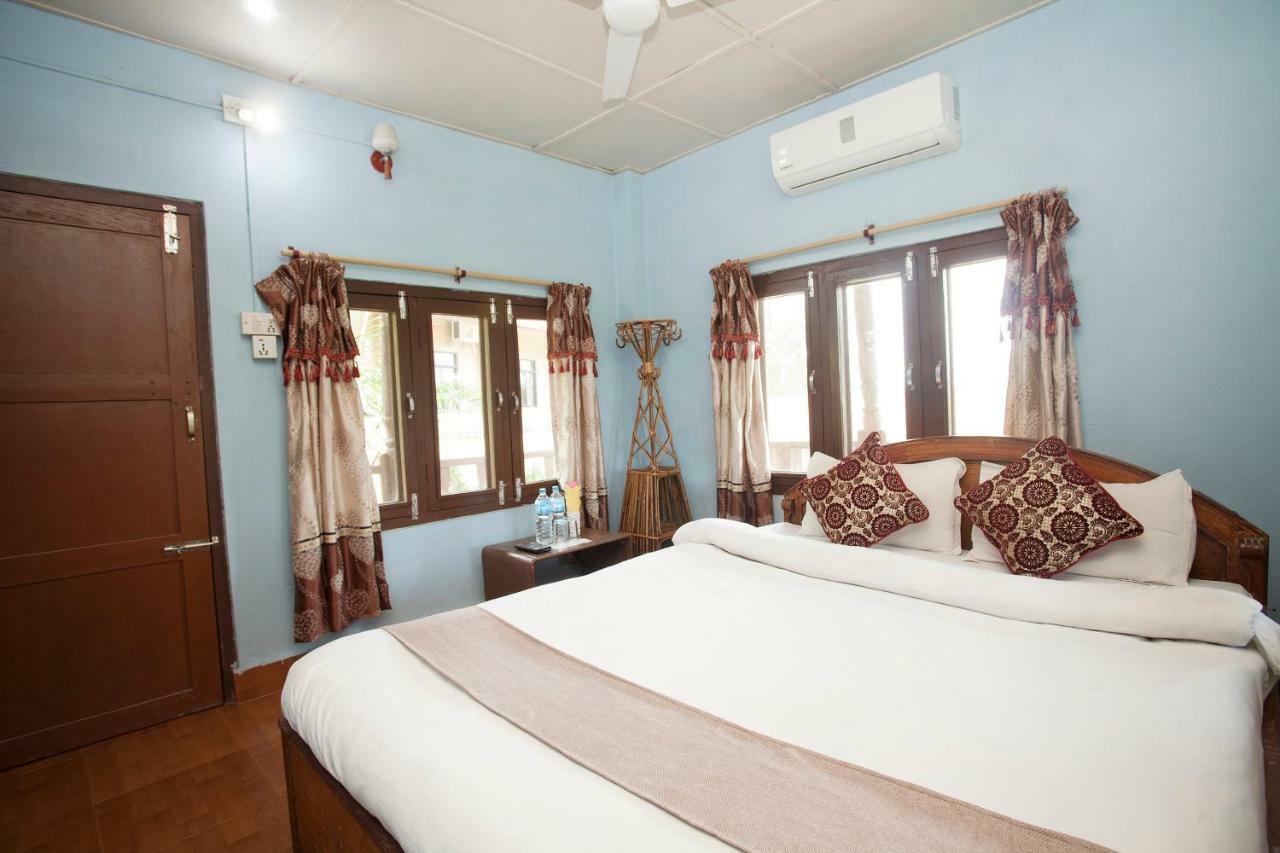 Spot On 486 Hotel Holy Lodge Sauraha Exterior photo